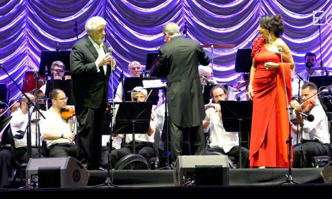 Nancy Herrera junto a Plácido Domingo en Colonia