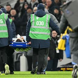 Rodrigo Bentancur se golpeó la cabeza y se lo llevaron en camilla tras 10 minutos de atenderlo en la cancha