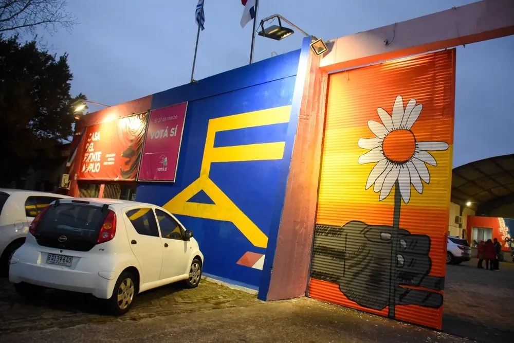 Fachada del Frente Amplio en Maldonado, con la margarita que conmemora a los desaparecidos por la dictadura