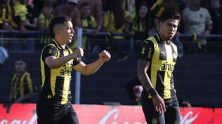 Leonardo Fernández celebra su gol para Peñarol con Matías Arezo&nbsp;