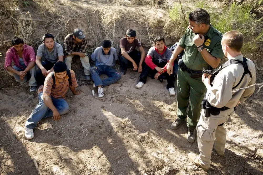 Las acostumbradas redadas en la frontera entre Estados Unidos y México
