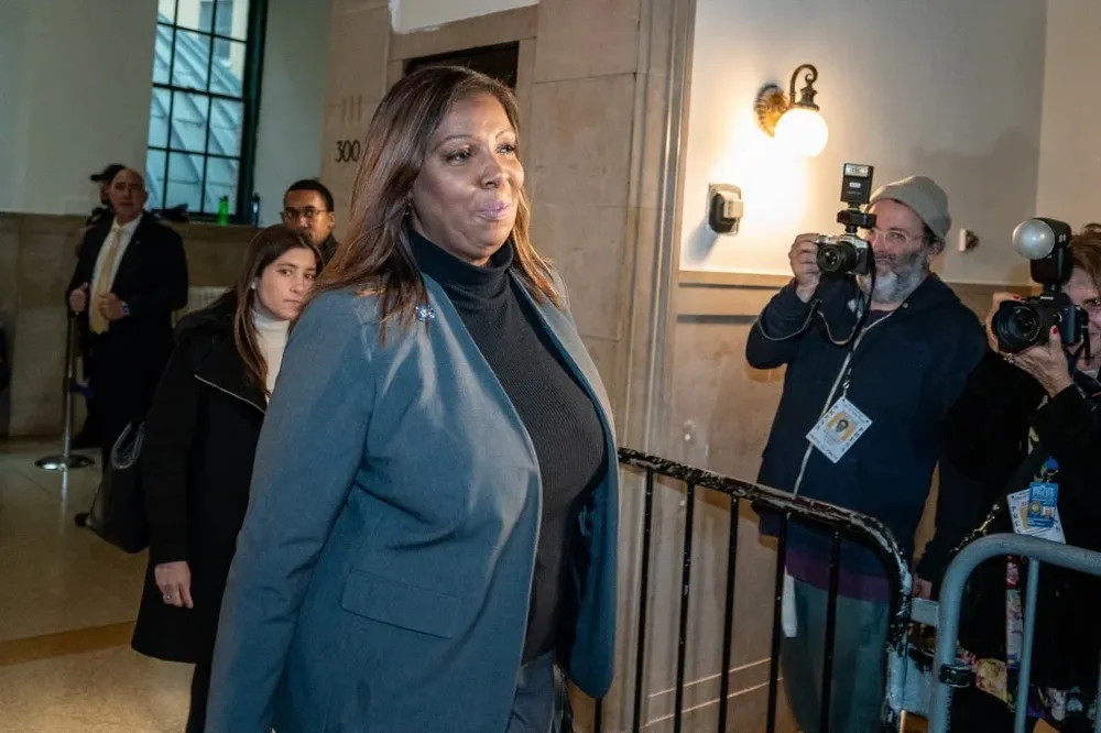La fiscal general Letitia James, acusadora de los Trump, llega a los tribunales de Nueva York.