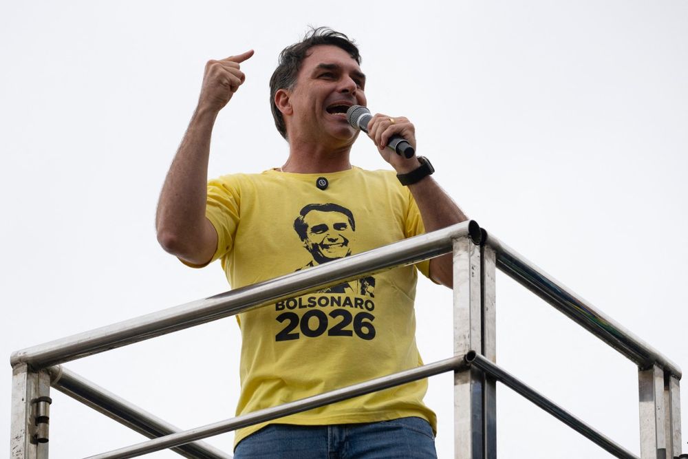 Flávio Bolsonaro en un acto a favor de su padre