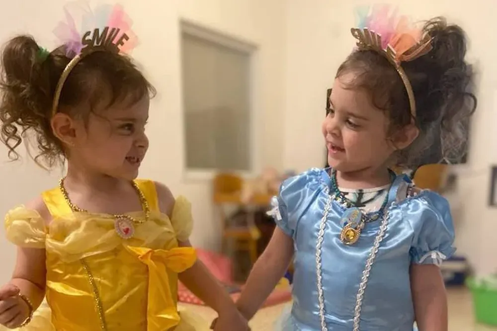 Foto familiar de las mellizas mellizas Emma y Yuli Cunio, liberadas este lunes por Hamás.