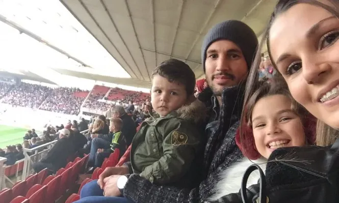 Stuani, el pasado martes, observando a su equipo en familia