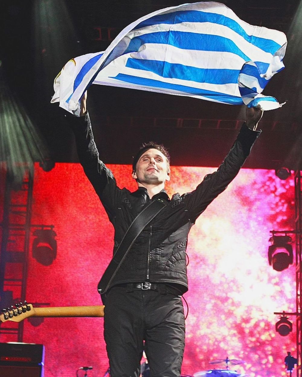 Matt Bellamy, cantante de Muse, con la bandera de Uruguay