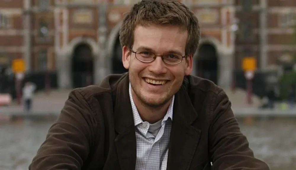 John Green es el autor del libro Bajo la misma estrella, el último fenómeno literario adolescente