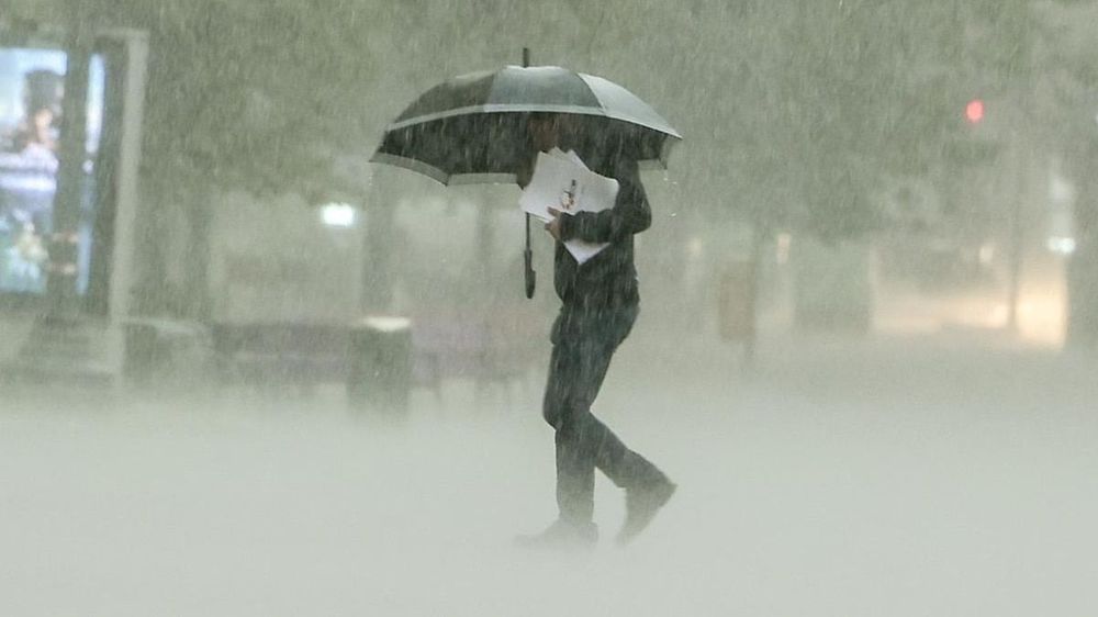 persona-bajo-lluvia-intensa-241791-1200-675