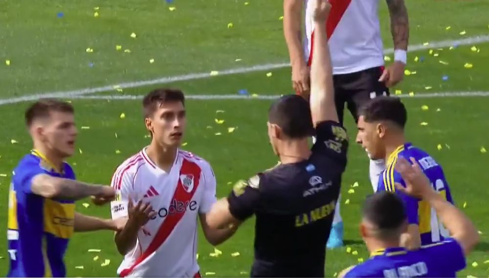 Amarilla a Gattoni por falta a Cavani a los 10 segundos de juego Amarilla a Gattoni por falta a Cavani a los 10 segundos de juego