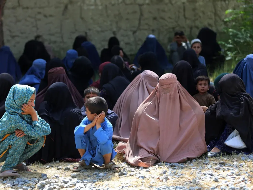 Las prohibiciones se aplican con mayor frecuencia y severidad porque los talibanes obligan a los varones de las familias a hacer cumplir los decretos del gobierno