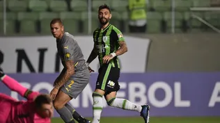 Léo Coelho y Thiago Cardozo ven cómo pasa la pelota en el golazo de Mastriani