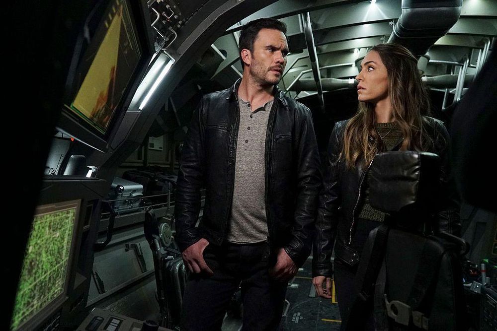 Raba, junto a la actriz mexicana Natalia Cordova-Buckley durante la filmación de la serie "Marvels Agents of S.H.I.E.L.D." en 2016.