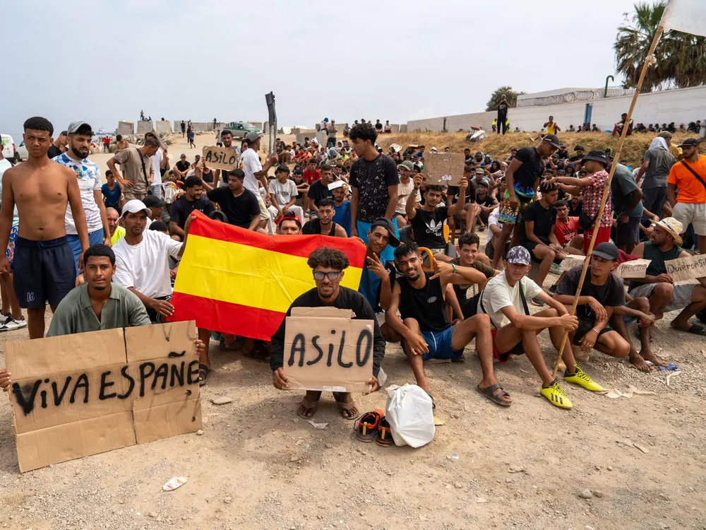 Un grupo de inmigrantes, concentrados este domingo en la playa del Trampolín (Ceuta) para solicitar que España les conceda el asilo político.&nbsp;