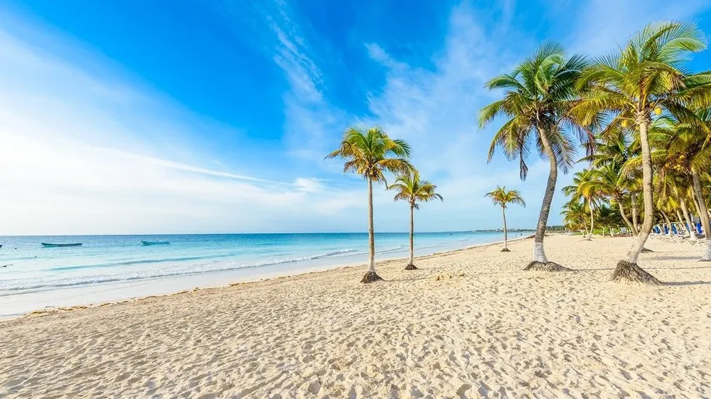 Una playa tiene una enorme cantidad de granos de arena.