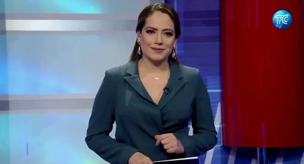 La presentadora Saskia Bermeo al reanudar las emisiones del canal TC de Guayaquil tomado por delincuentes el martes.