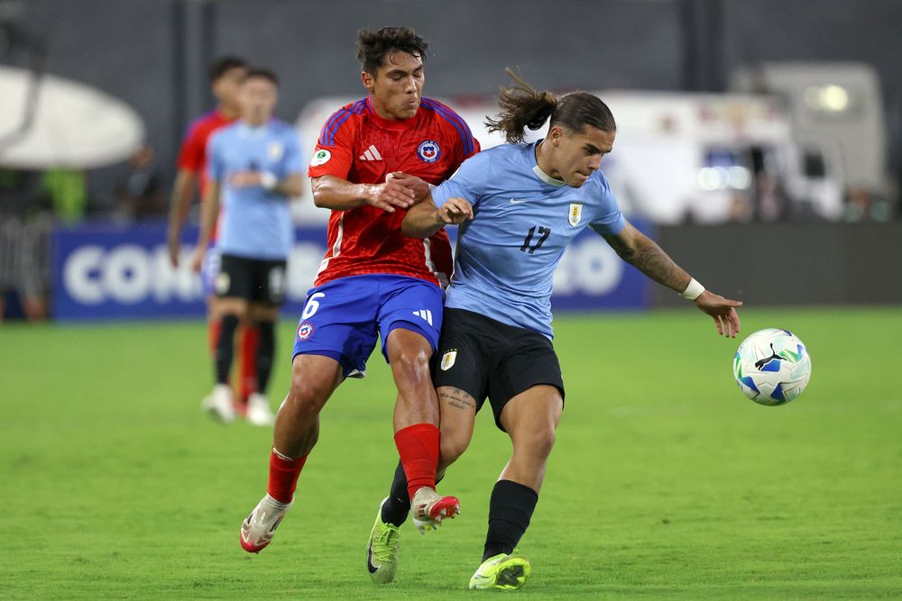 Gabriel Pinto de Chile ante Mauro Zalazar de Uruguay