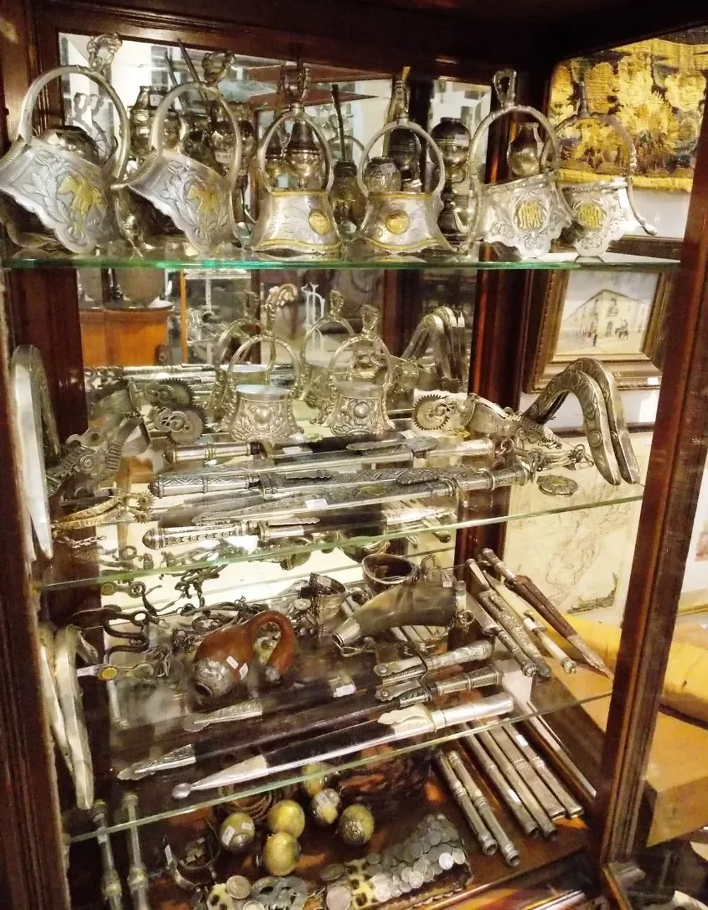 Algunas de las piezas de platería criolla que serán vendidas al mejor postor