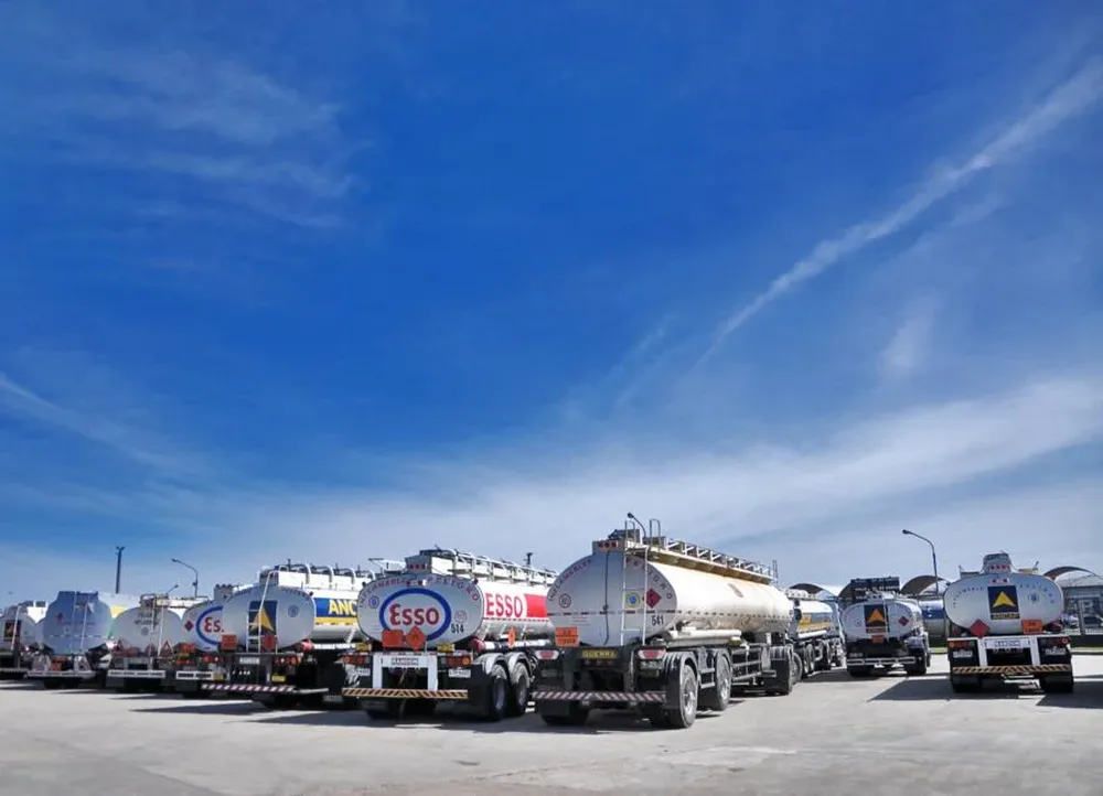 Un grupo de camiones cisterna aguardan en la refinería de ANCAP en La Teja para cargar combustible