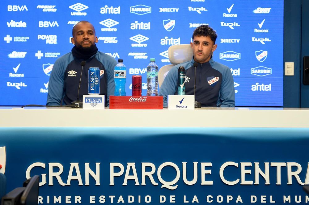 Luis Mejía y Gastón Martirena en conferencia de prensa