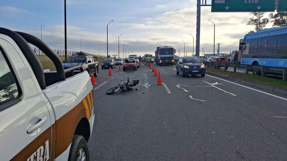 Así terminaron el auto y la moto que chocaron cerca del Aeropuerto
