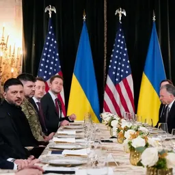 Volodimir Zelenski y Donald Trump, durante la reunión de trabajo en Florida para acordar un plan de paz que ponga fin a la guerra entre Rusia y Ucrania.