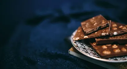 El Observador | foodiesfeed.com_chocolate-with-nuts.webp