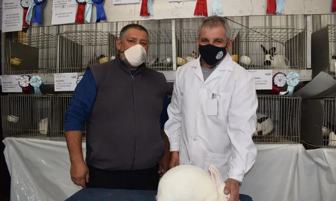 Hugo Piva, Gustavo Zícari y el mejor de todos los conejos que llegó desde Carmelo.