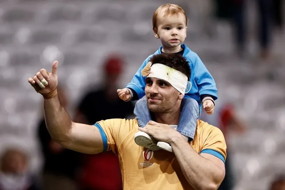 Andrés Vilaseca y su hijo Rocco al final del partido