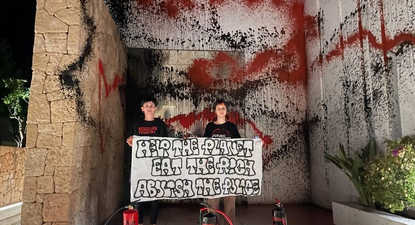 Activistas provocan daños en la casa de Messi.