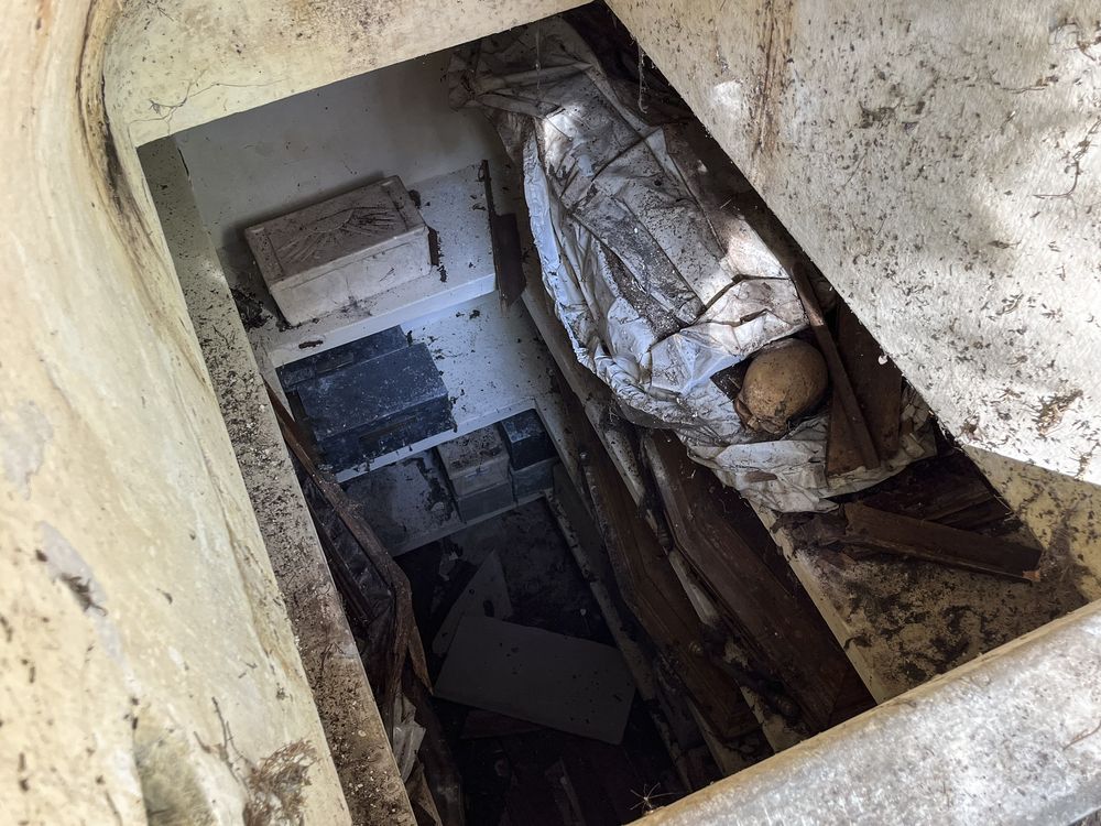 20250424 Tumba abierta en el Cementerio de la Teja.