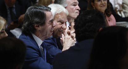 Los expresidente del Gobierno de España, José María Aznar y Felipe González. EFE