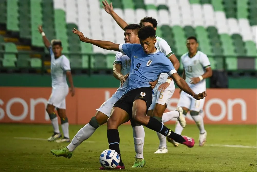 Álvaro Rodríguez define para el 4-1