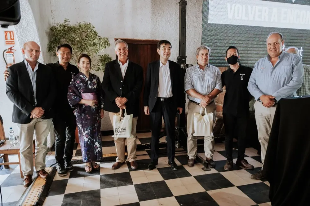 Representantes de ambas compañías, el ministro Fernando Mattos y el presidente del INAC, Conrado Ferber.