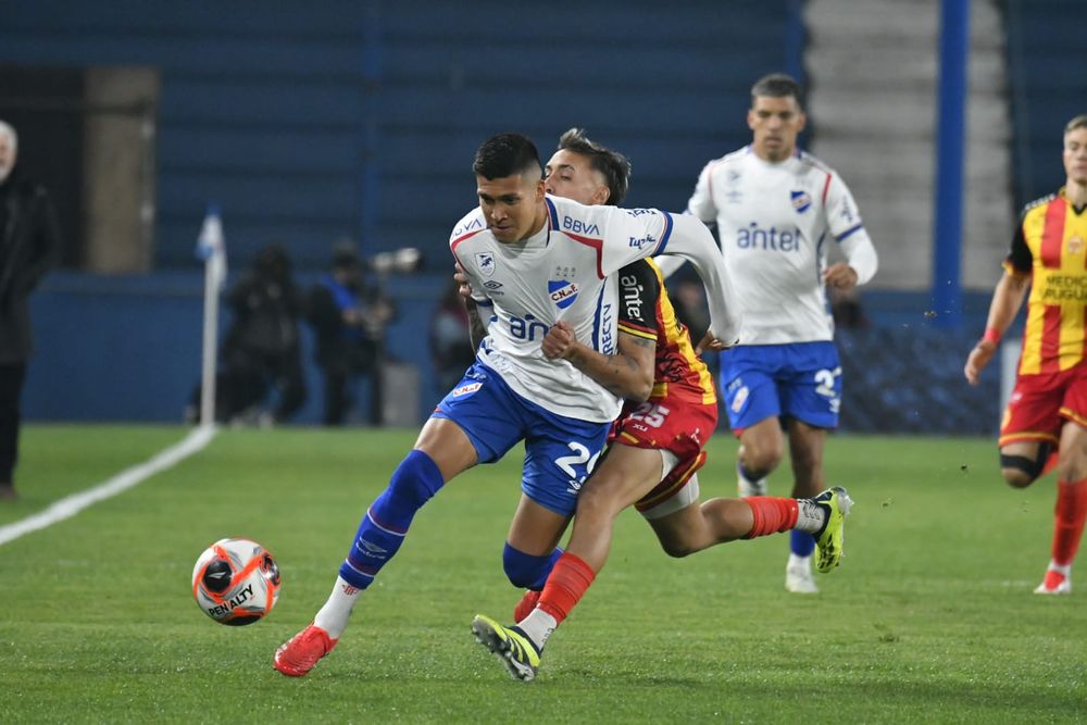 Julián Millán de Nacional ante Alejandro García de Progreso por el Torneo Inrtermedio