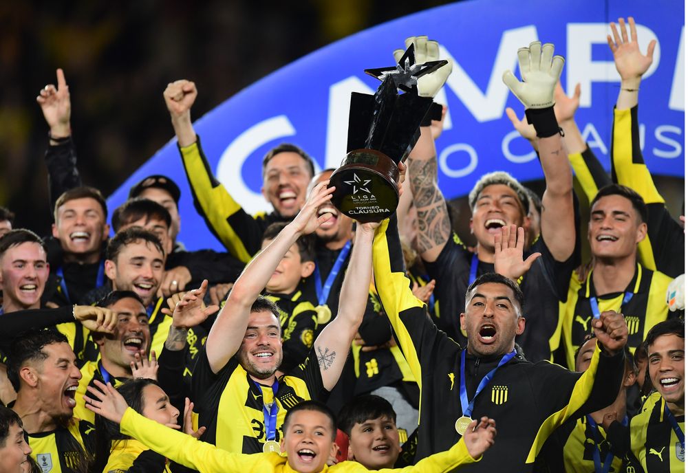 Peñarol celebrando el Torneo Clausura