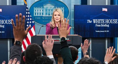 Primera conferencia de prensa en la Casa Blanca bajo la administración de Trump. Karoline Leavitt habla con los periodistas.