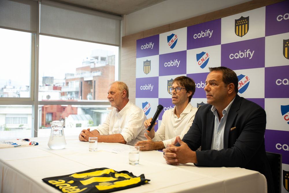 Ricardo Vairo e Ignacio Ruglio en el acuerdo de Nacional y Peñarol con Cabify Uruguay