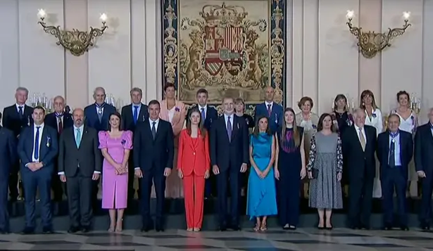 Foto de la Familia real con los condecorados