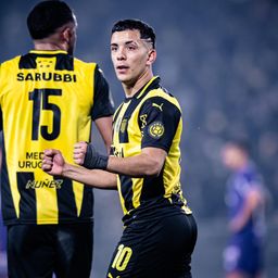 Leonardo Fernández de Peñarol ante Defensor Sporting por el Torneo Intermedio