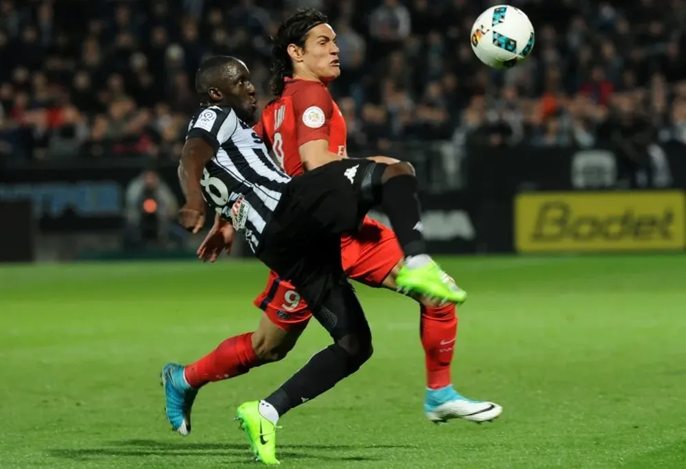 El equipo de Cavani quedó, de momento, primero en las posiciones junto a Mónaco.