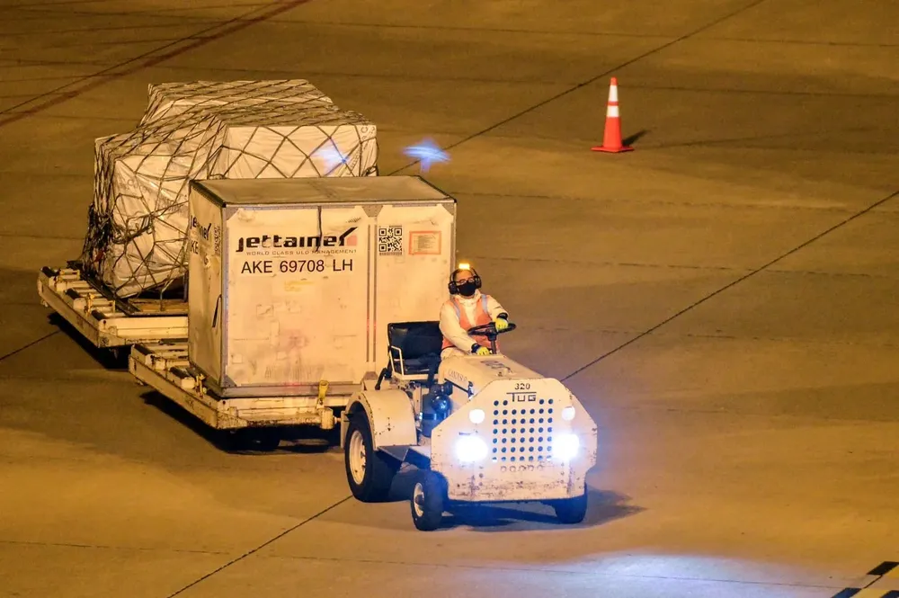 Gobierno llama a personas de 18 a 70 a vacunarse a pesar de límites de dosis y capacidad