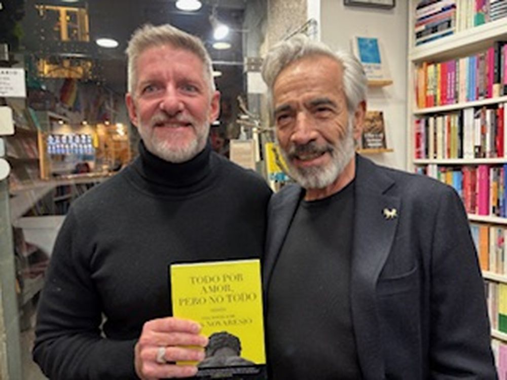 Luis Novaresio e Imanol Arias, en la librería Berkana de Madrid.