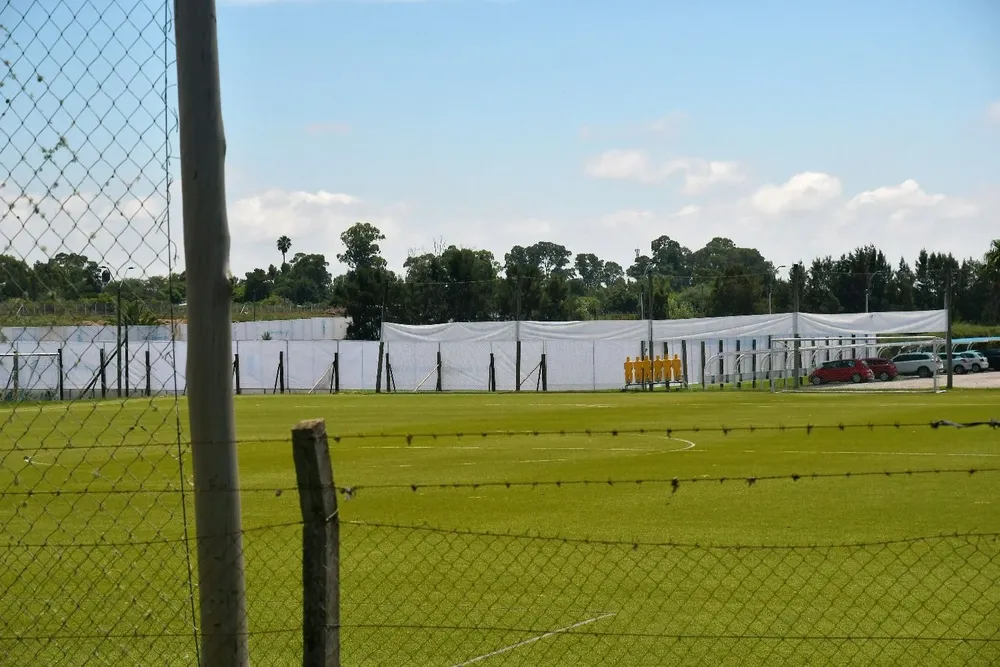Así luce la cancha principal del Complejo de la AUF con telas que impiden ver lo que ocurre; la cancha descubierta es la de césped sintético, que están en arreglo