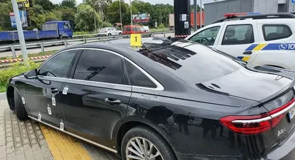 El vehículo afectado es un Audi color negro