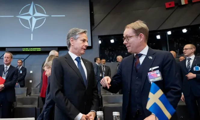 El ministro de Relaciones Exteriores sueco, Tobías Billstromm (der.) dijo que Hungría había reiterado su compromiso de no ser el último país en ratificar la membresía sueca.