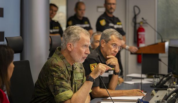 Incendios en España: el Rey Felipe VI visita el Cuartel General de la UME en Torrejón