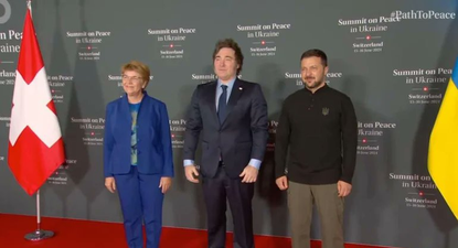 Javier Milei llegó a Suiza para asistir a la Cumbre de la Paz y fue recibido por Volodomir Zelensky