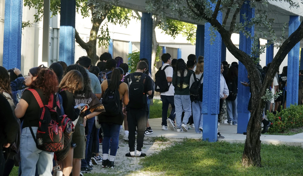 Estudiantes del condado de Broward hacen fila para pasar por detectores de metales antes de ingresar a la escuela