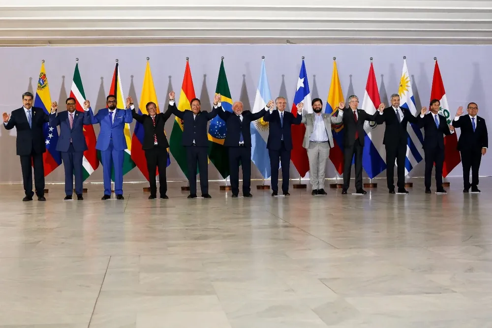 La foto familiar tras el encuentro entre presidentes sudamericanos en Brasilia