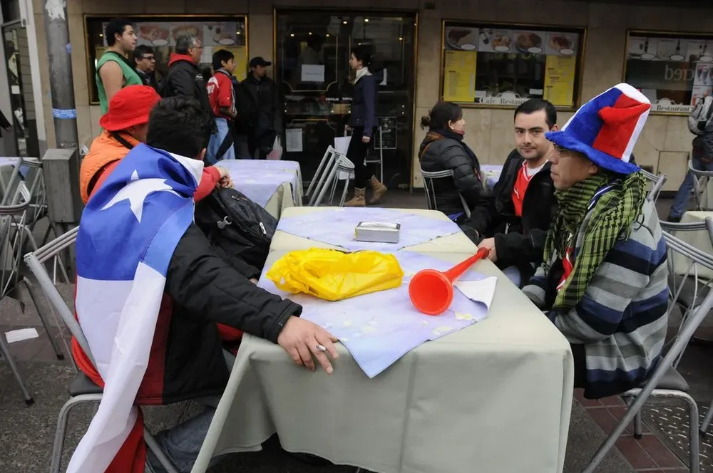 Hinchas chilenos esperan el almuerzo